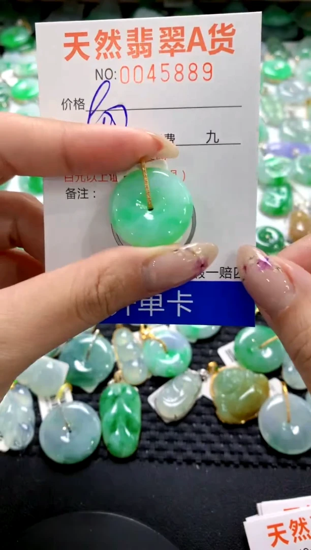 翡翠18K金镶嵌颈饰1111111111111111