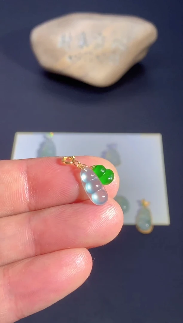 颈饰18K金镶嵌翡翠