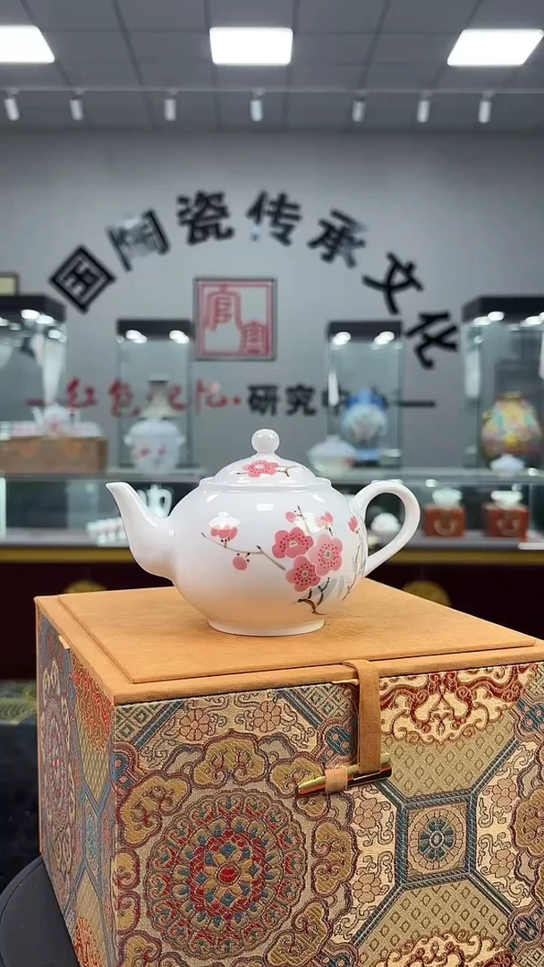 壶瓷翠竹红梅灯笼壶