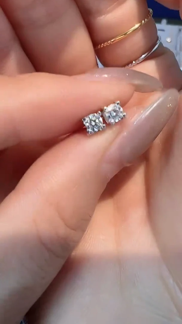 【闪购商品】钻石耳饰18K金镶嵌耳钉