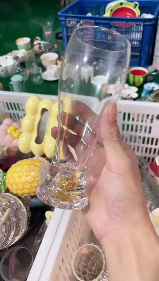 其他啤酒杯，底部有金箔