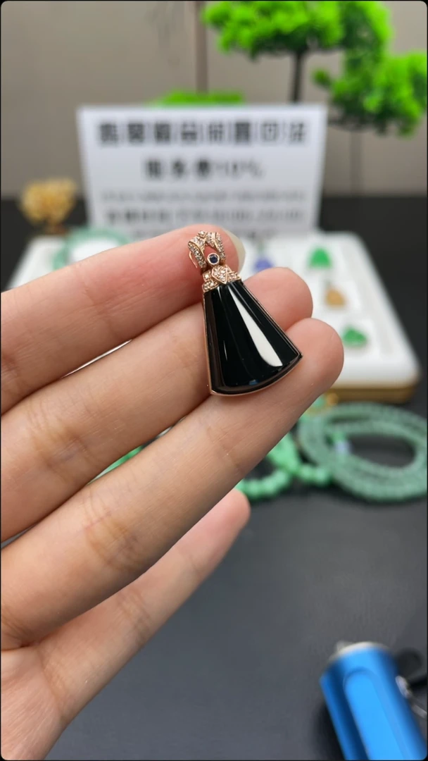 翡翠18K金镶嵌颈饰天然缅甸A货翡翠18k金镶嵌吊坠