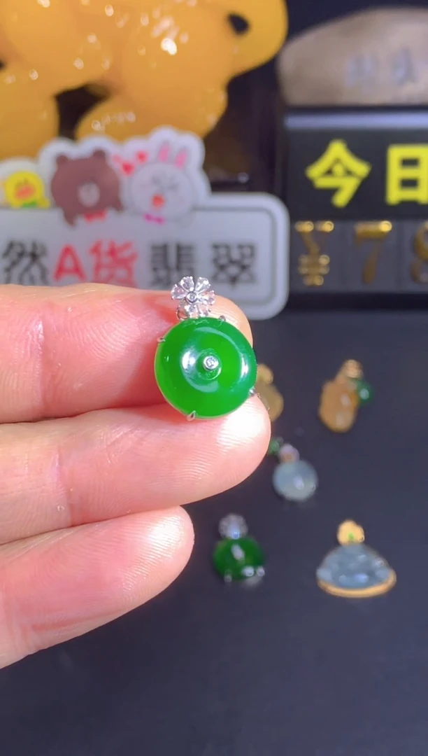 颈饰18K金镶嵌翡翠红*