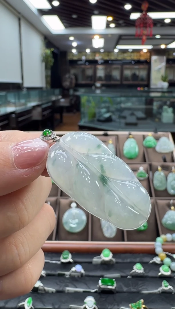 颈饰18K金镶嵌翡翠叶子