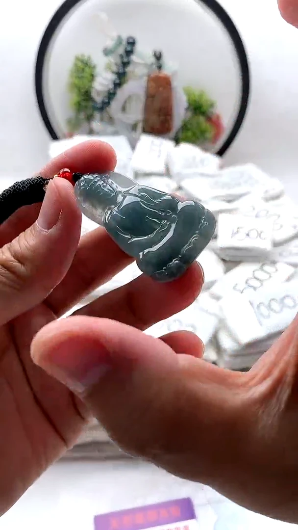 翡翠未镶嵌颈饰小观音