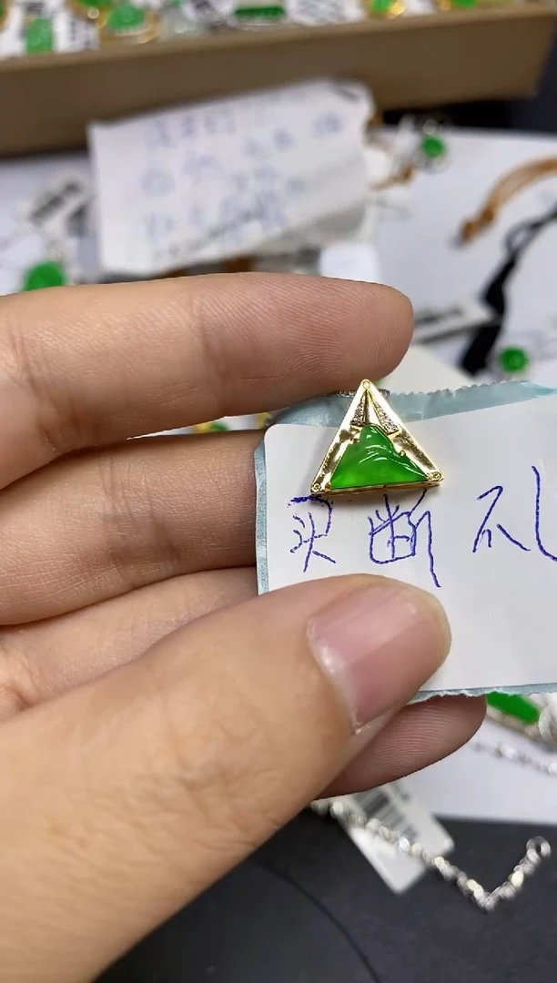 颈饰18K金镶嵌翡翠秋***亮 颈饰 18K金镶嵌 翡翠