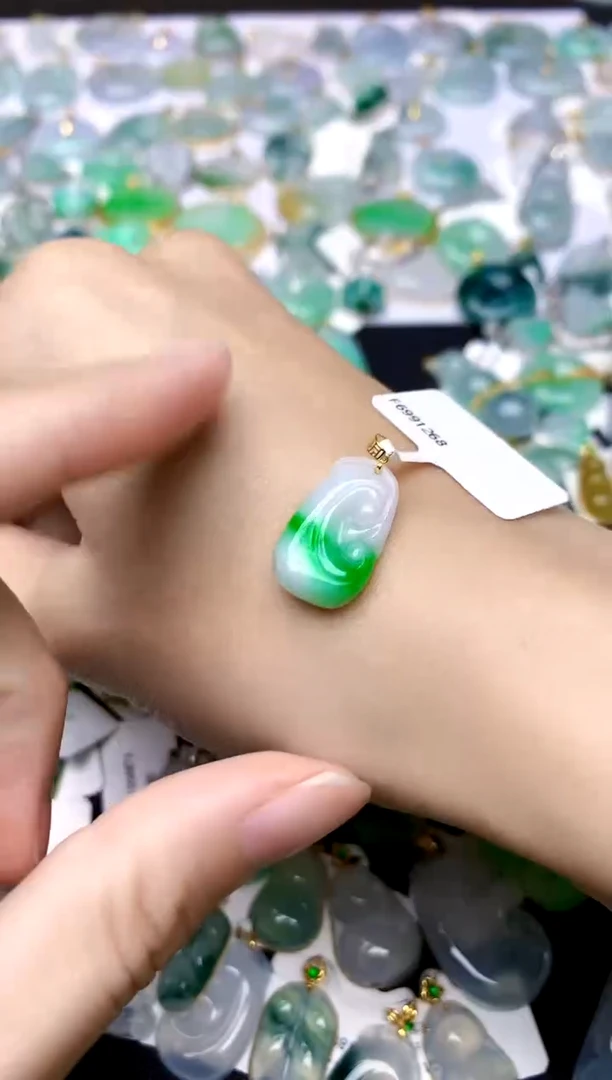 颈饰18K金镶嵌翡翠天然A货翡翠