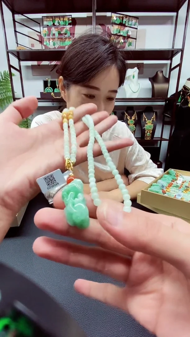 翡翠未镶嵌吊坠(不含链)翡翠项链