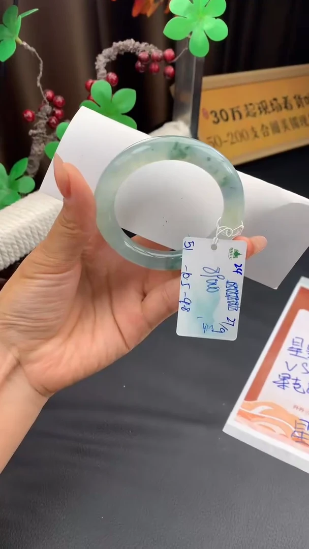 未镶嵌手镯翡翠自带#送人#，联系客服核对地址~