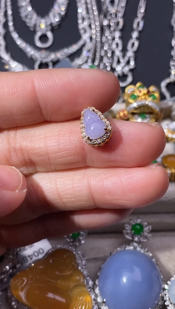 颈饰18K金镶嵌翡翠吊坠