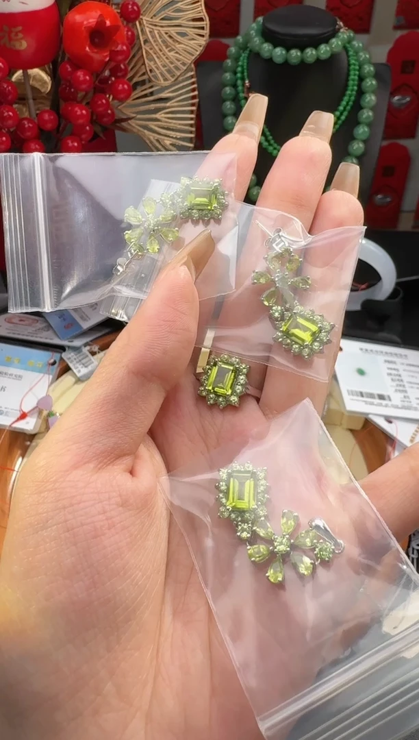 【闪购商品】橄榄石颈饰银S925镶嵌挂件