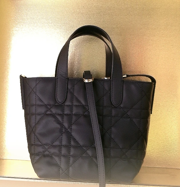 21（全新未拆封）轻奢时尚潮流气质单肩斜跨女士包包 16*13*18cm