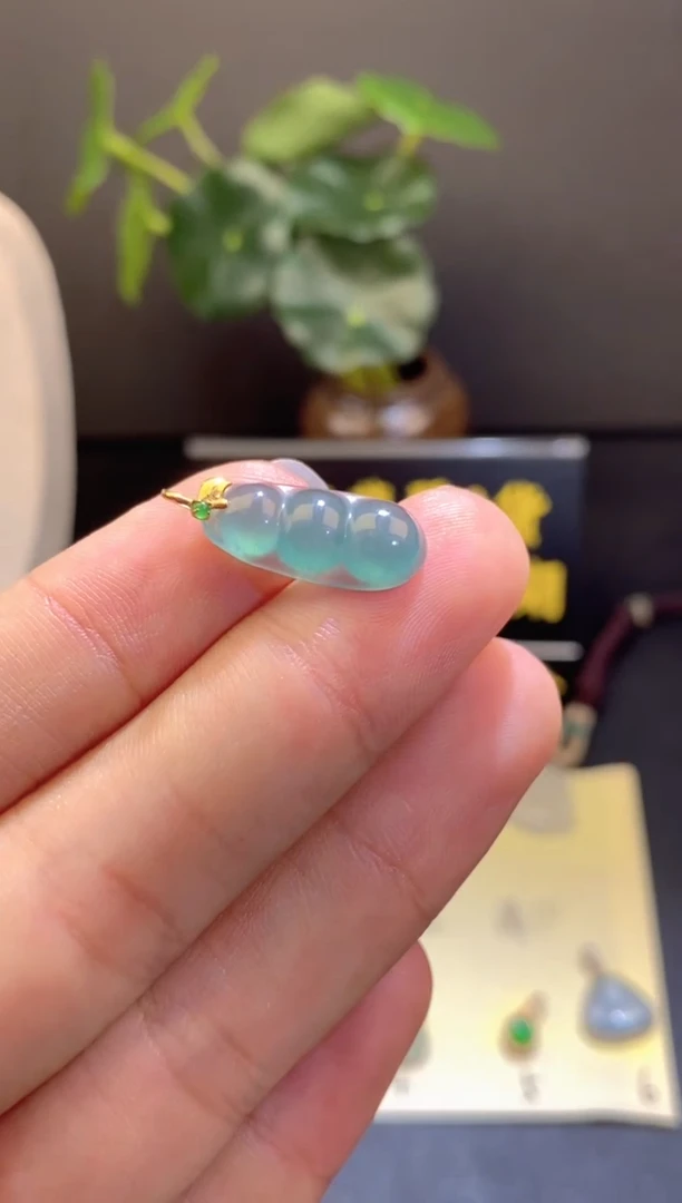 翡翠18K金镶嵌颈饰翡翠吊坠