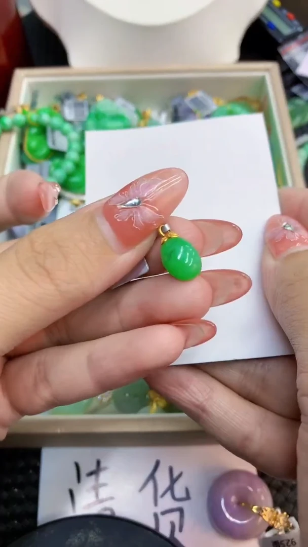 颈饰18K金镶嵌翡翠1