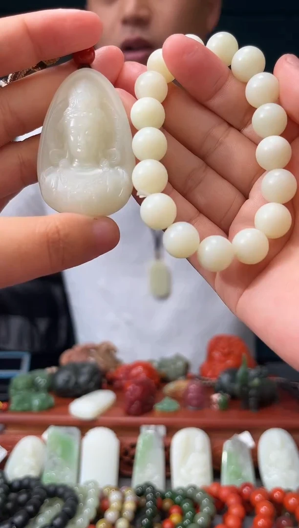 和田玉未镶嵌颈饰吊坠