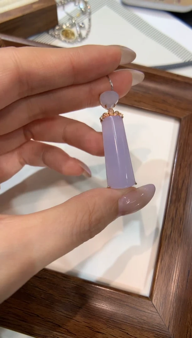 颈饰18K金镶嵌翡翠无事牌