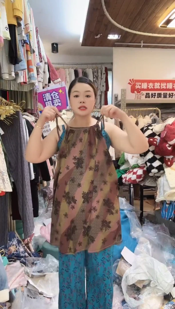 小孩咖色枫叶吊带150（详情听主播讲解）