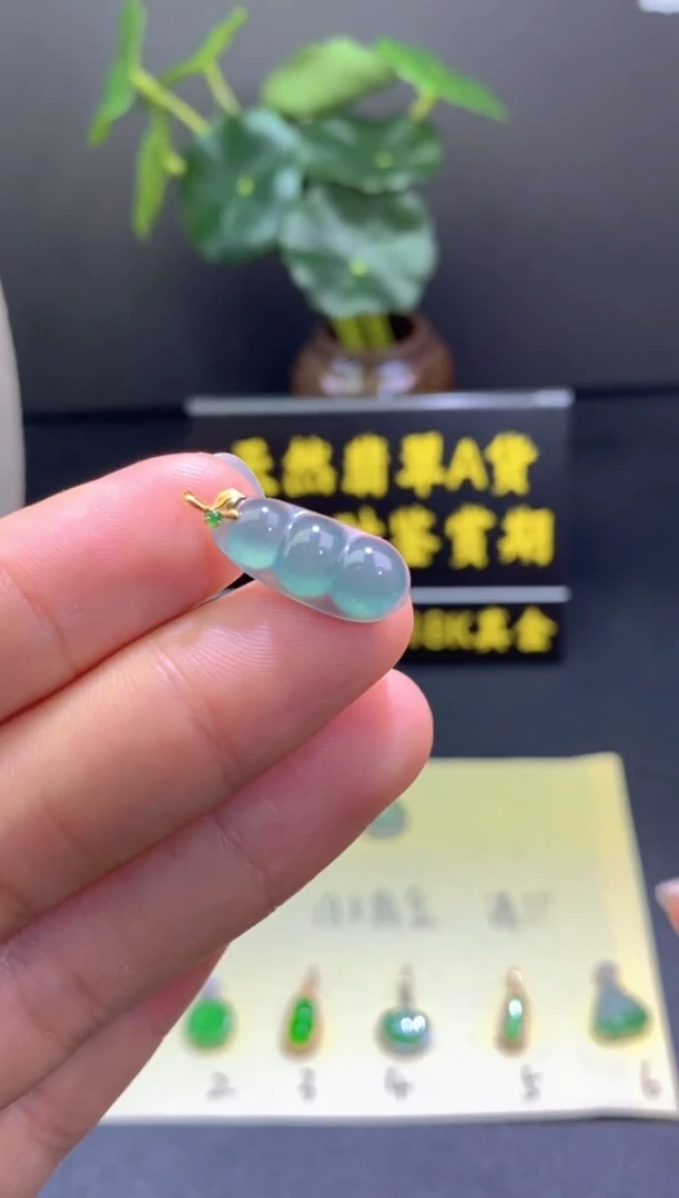 翡翠18K金镶嵌颈饰翡翠吊坠