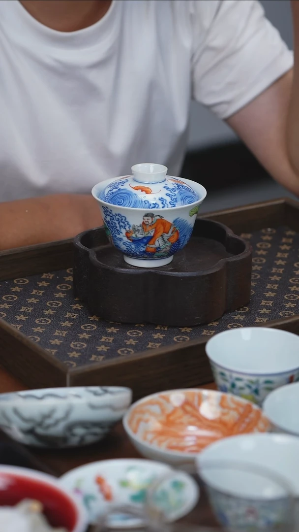 青花斗彩人物盖碗