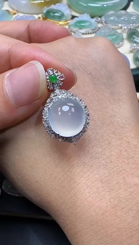 颈饰18K金镶嵌翡翠蛋面吊坠