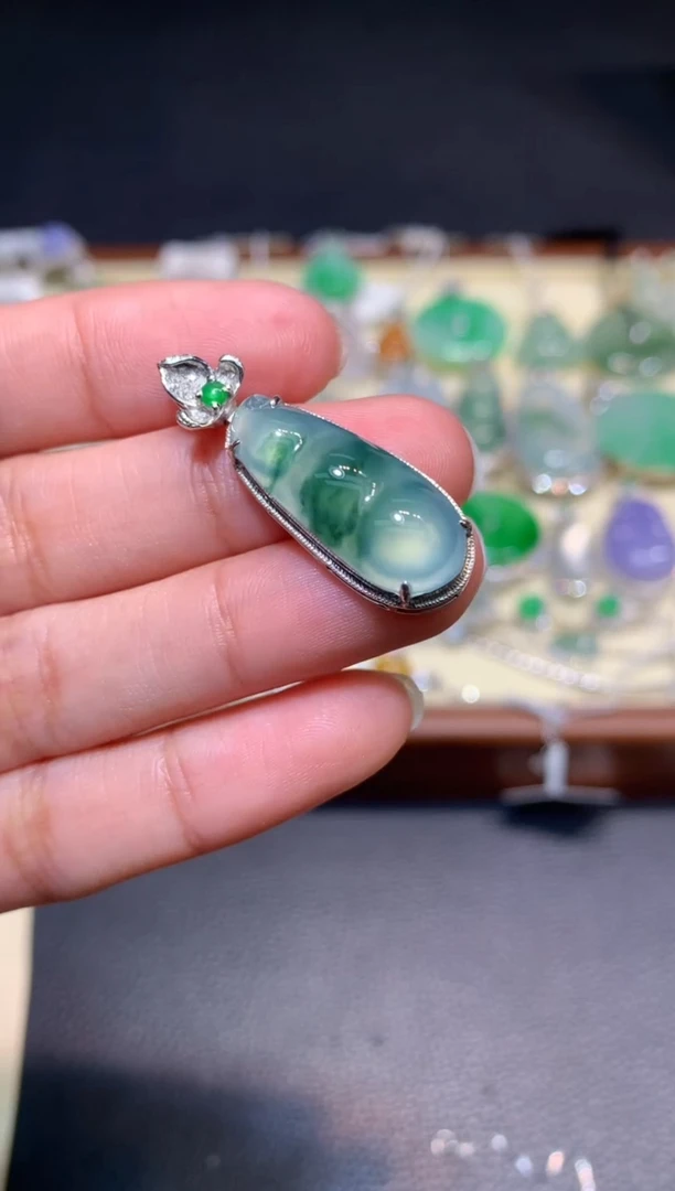 颈饰18K金镶嵌翡翠1