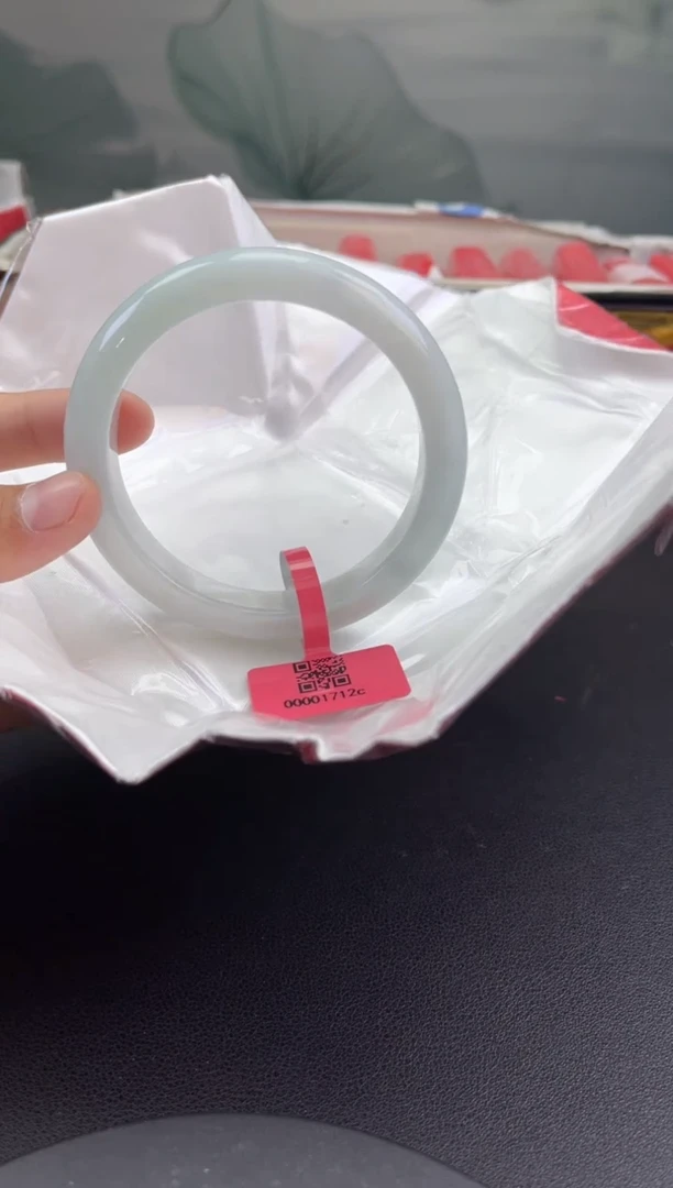 翡翠手镯未镶嵌翡翠手镯