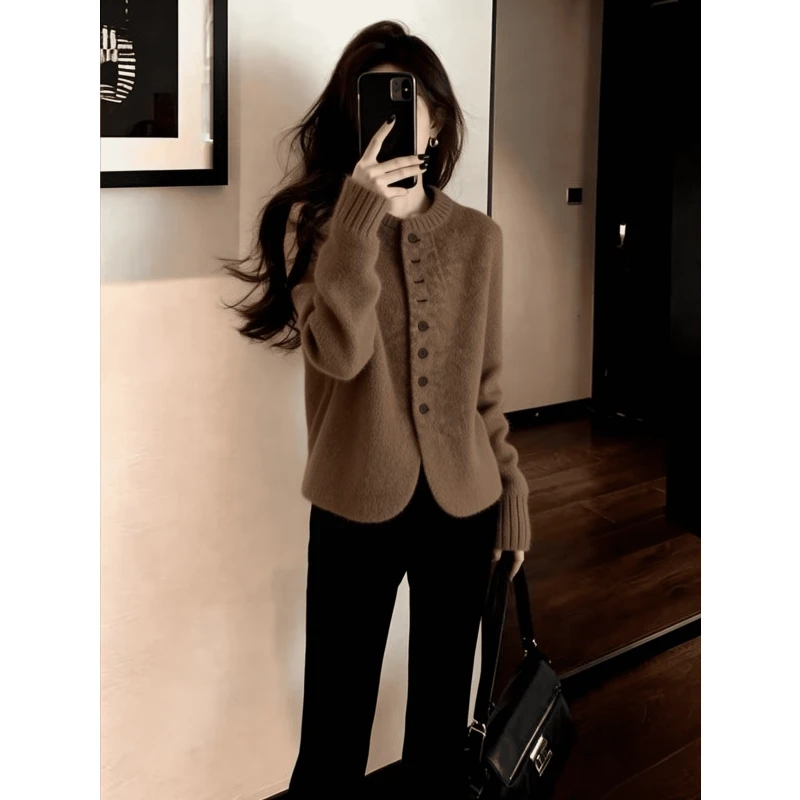 慵懒松弛复古风休闲随性宽松显瘦舒适款棕色上衣女2026冬毛衣开衫