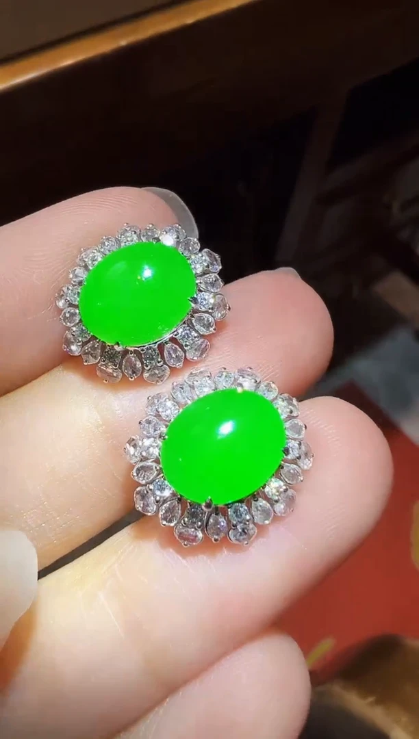 18K金镶嵌翡翠耳饰蛋面