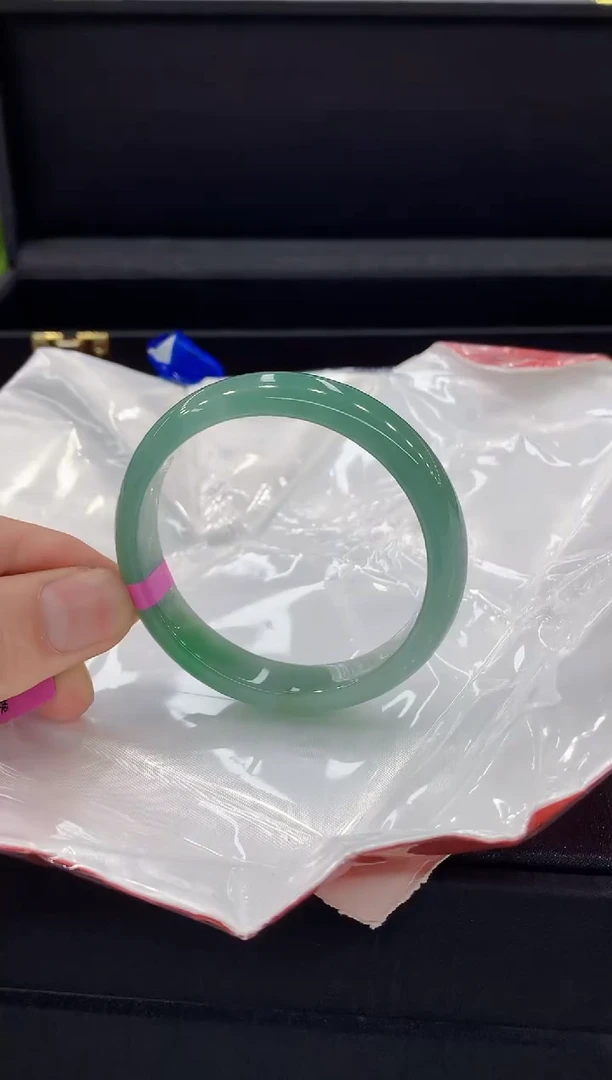 翡翠手镯未镶嵌手镯