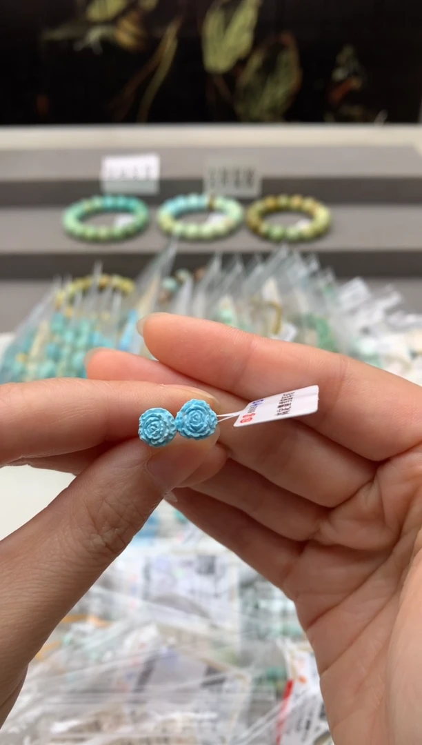 18K金镶嵌绿松石耳钉一对D70