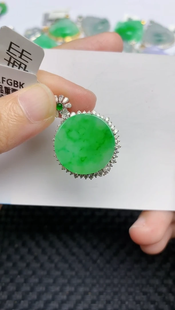 翡翠18K金镶嵌颈饰洋****爱天然A货翡翠