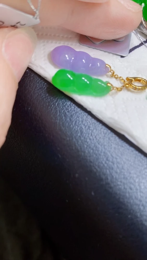 颈饰18K金镶嵌翡翠吊坠