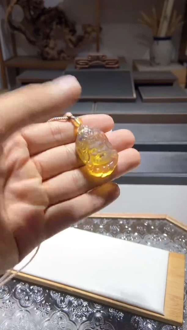 琥珀颈饰未镶嵌黄财神