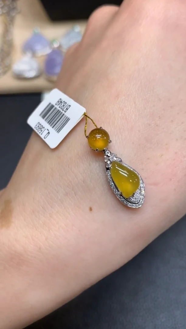 【闪购商品】翡翠颈饰18K金镶嵌福瓜【无服务费】