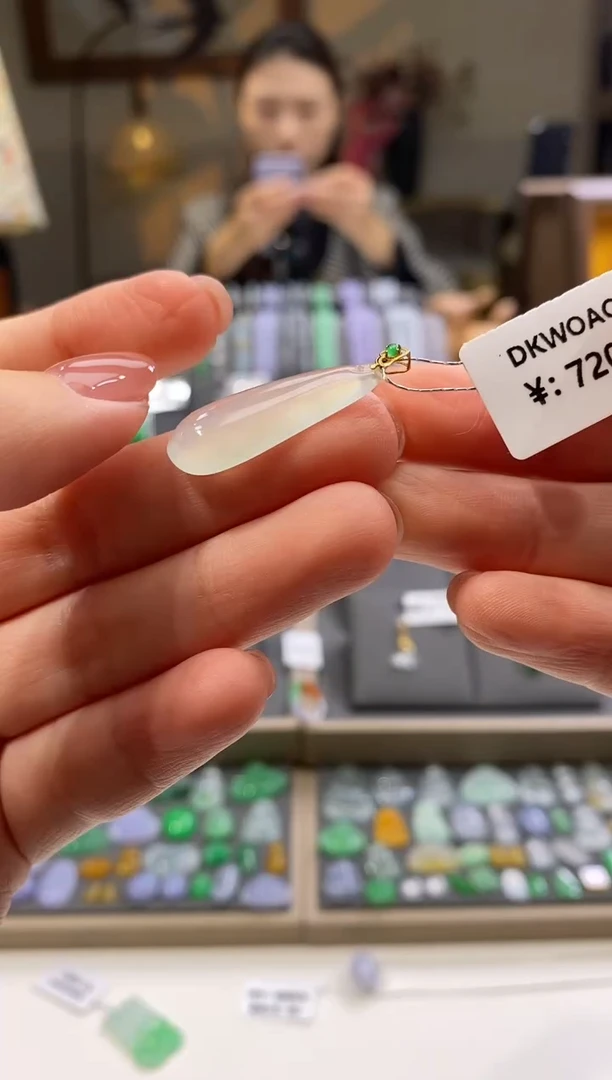 颈饰18K金镶嵌翡翠福瓜