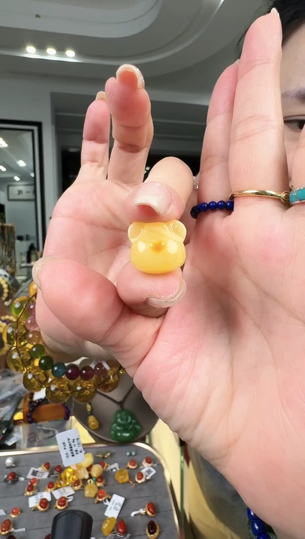 蜜蜡吊坠(不含链)未镶嵌无***彩蜜蜡小熊