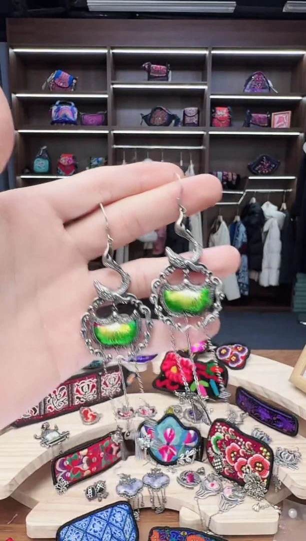 织绣24蒙阿苏苗绣传承店