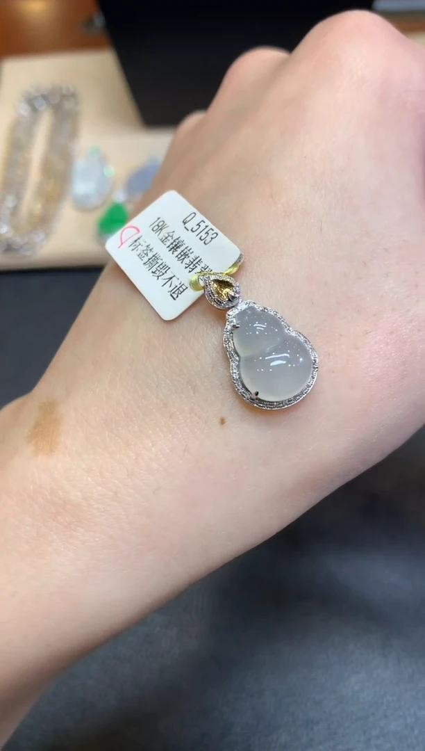 【闪购商品】翡翠颈饰18K金镶嵌葫芦【无服务费】