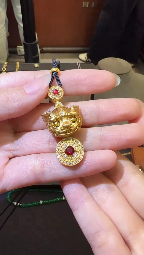 颈饰18K金镶嵌红宝石0.8ct无烧