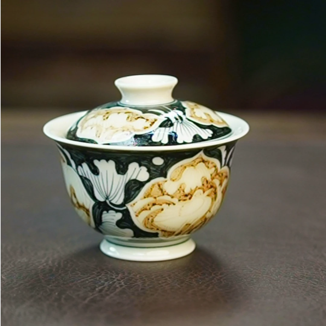 M405B青花釉里金开窗花卉两才盖碗