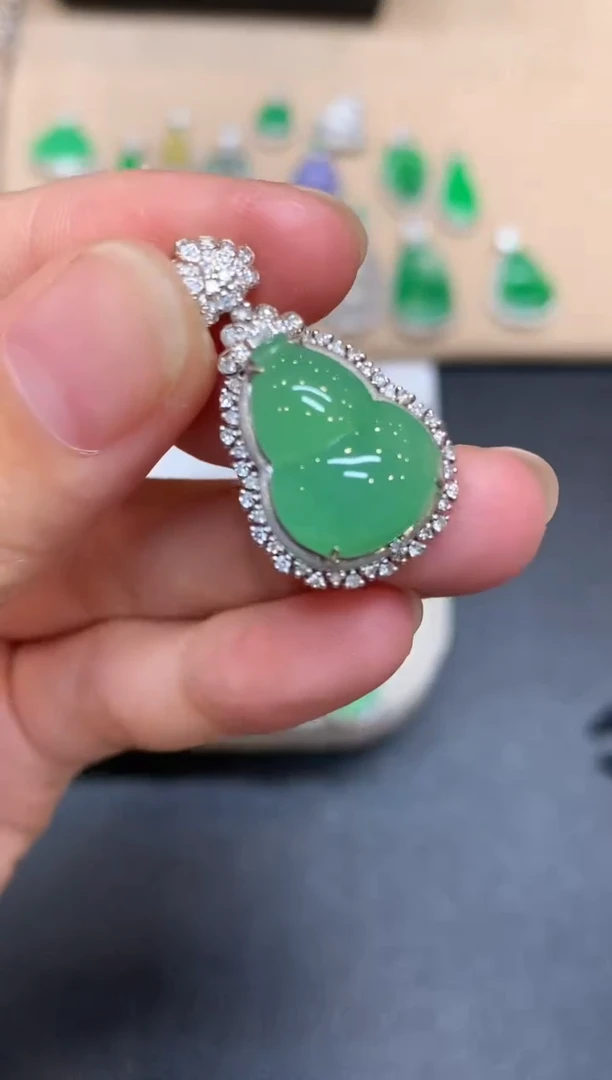 颈饰18K金镶嵌翡翠葫芦【无服务费