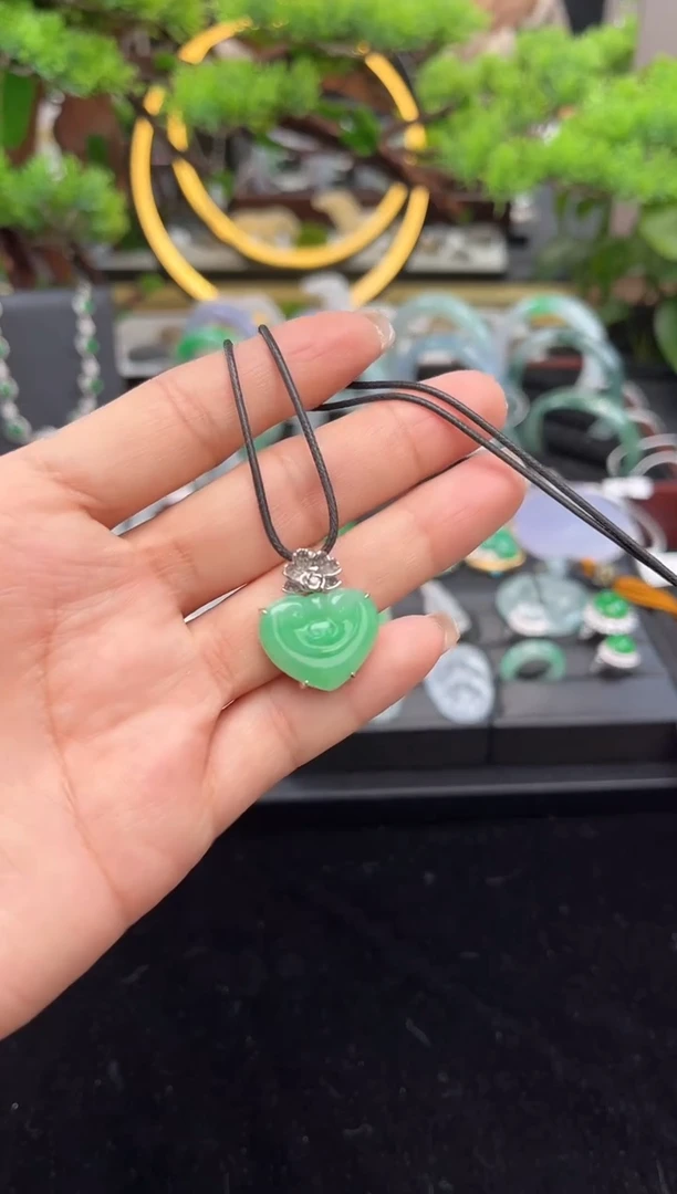 颈饰18K金镶嵌翡翠吊坠