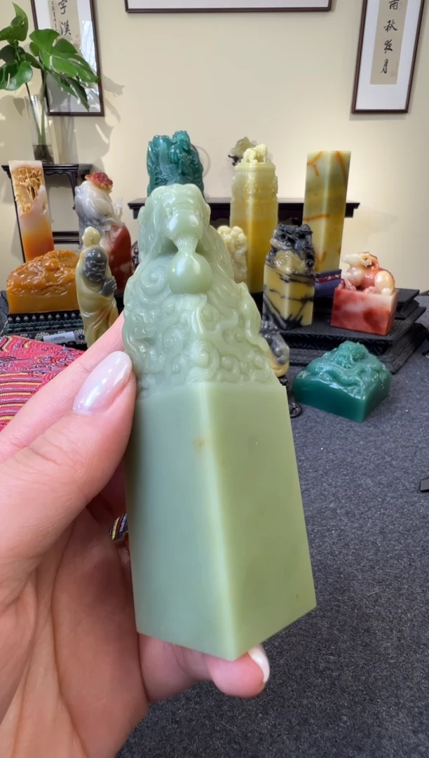 寿山石旭*艾叶绿獒龙雕