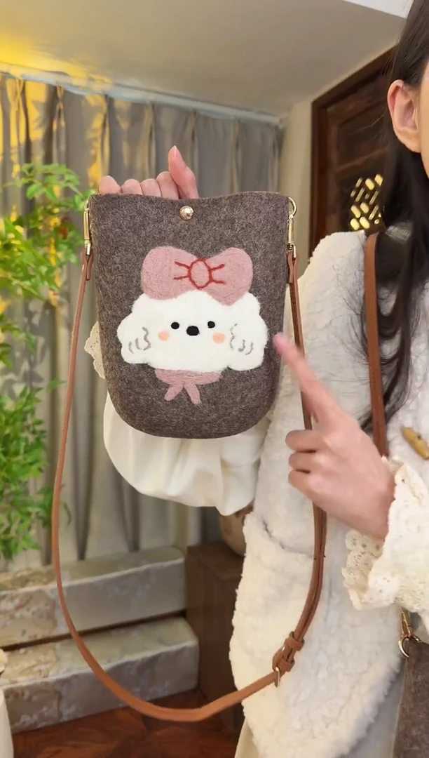 羊毛非遗羊毛毡包 手机包小狗