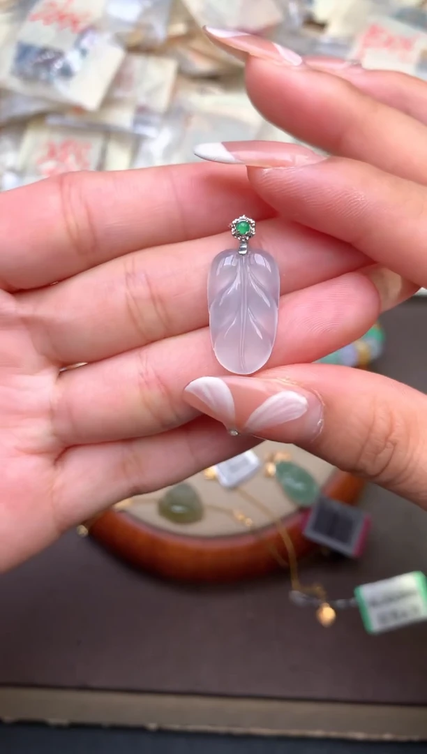 18K金镶嵌挂件翡翠一