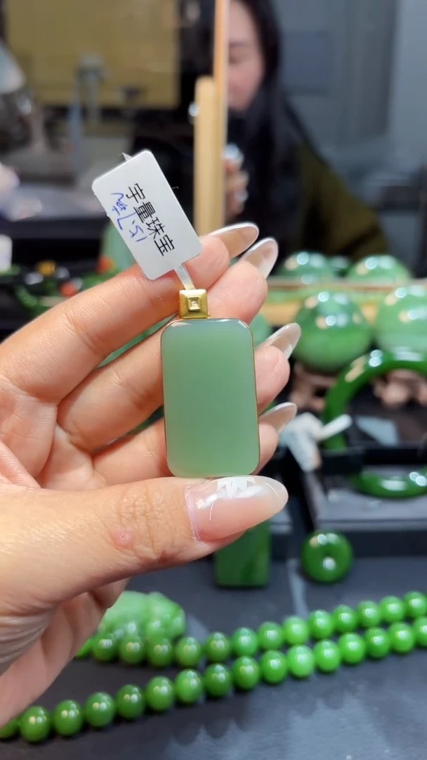 【闪购商品】和田玉（碧玉）吊坠(赠链)18K金镶嵌1