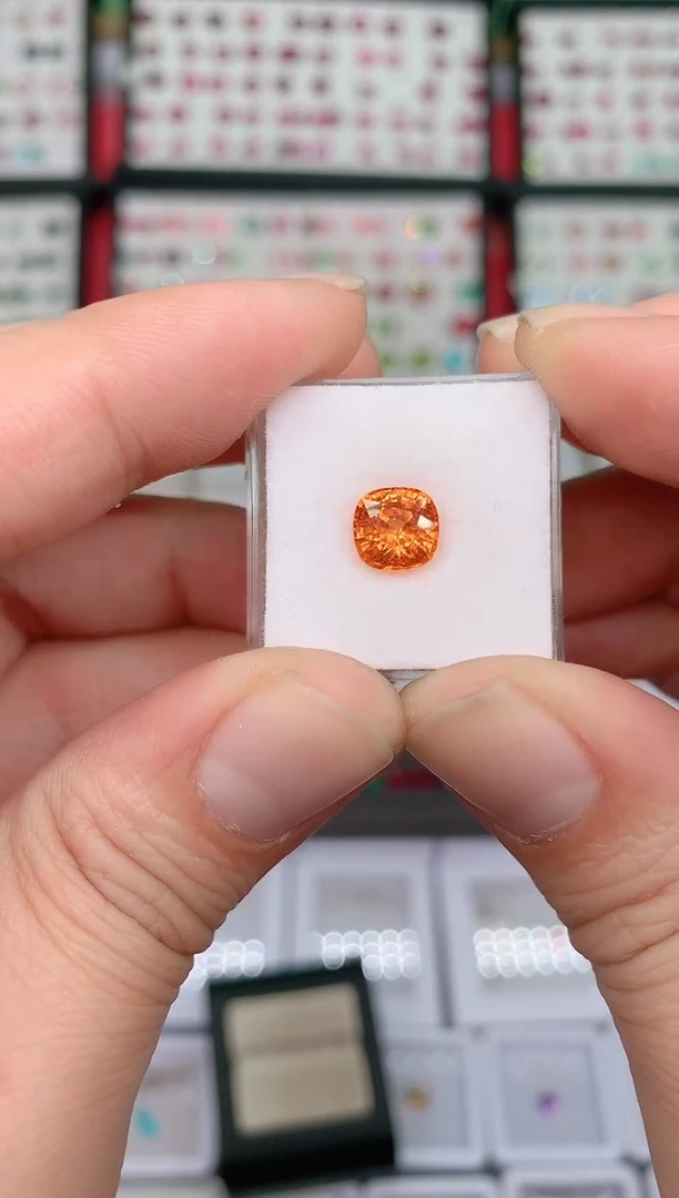 未镶嵌裸石石榴石（芬达石）2.4ct