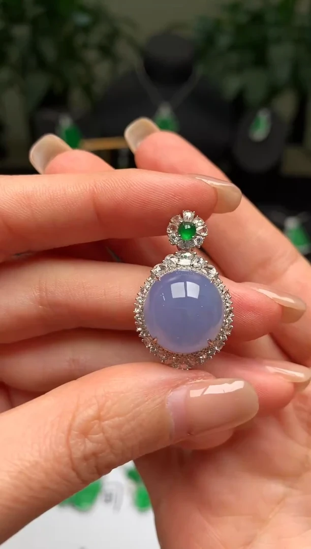 颈饰18K金镶嵌翡翠蛋面