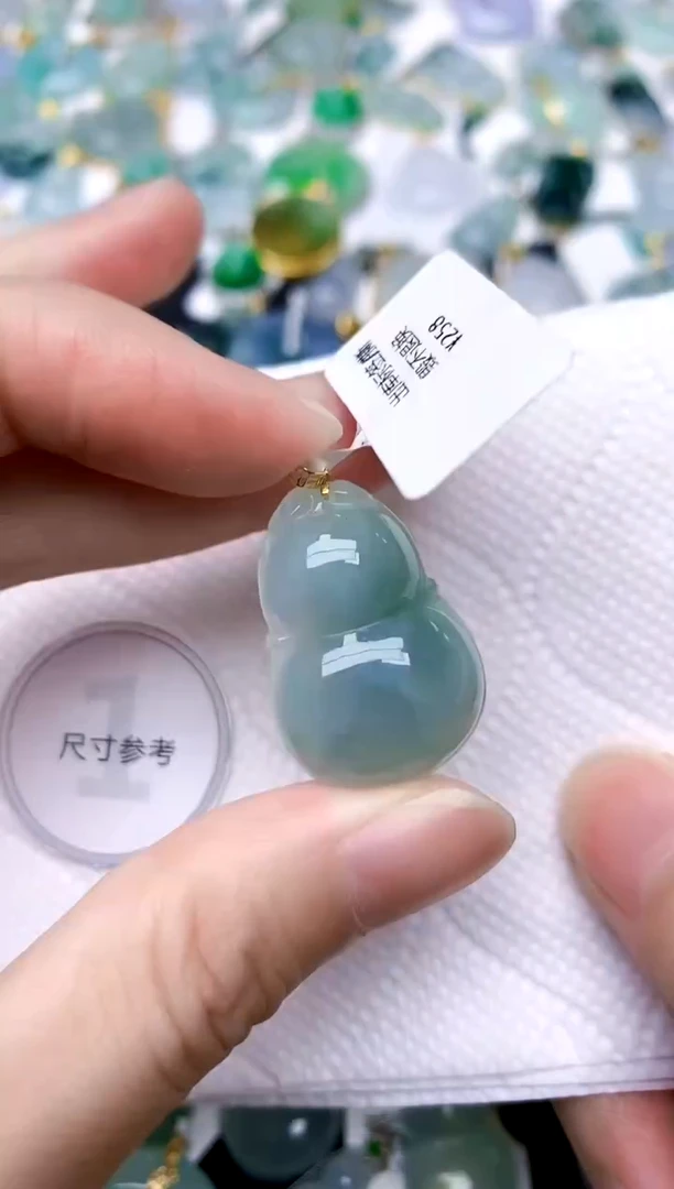 颈饰18K金镶嵌翡翠天然A货翡翠
