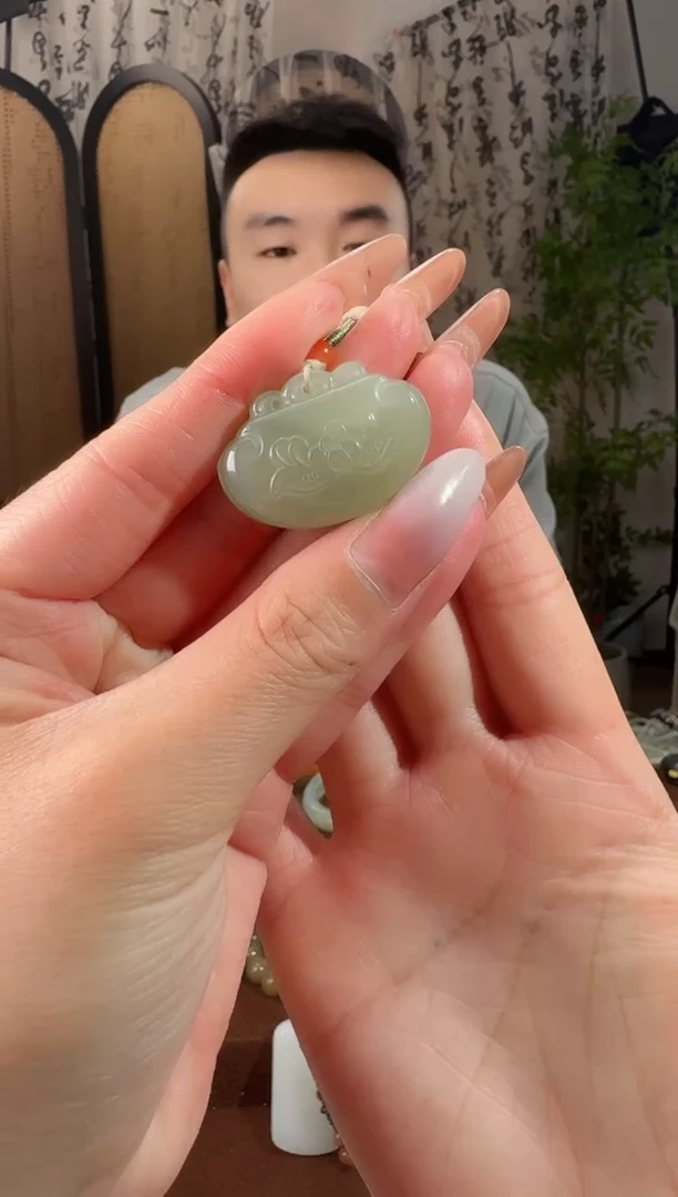 和田玉未镶嵌颈饰莲花平安锁 p